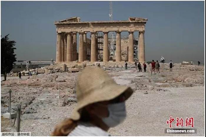 当地时间5月18日，希腊雅典，雅典卫城向公众开放，吸引游客参观，当天希腊露天考古遗址和各类主题公园当天起恢复开放。