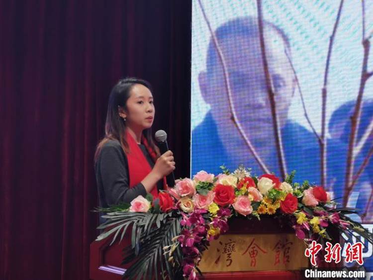 说明: 11月7日,“瞭望海峡70年——全国台联两岸媒体分享会”在北京台湾会馆举行。图为今日头条两岸寻亲项目负责人、台湾青年周思妤分享两岸老兵寻亲的故事。刘大炜 摄 说明: 11月7日,“瞭望海峡70年——全国台联两岸媒体分享会”在北京台湾会馆举行。图为今日头条两岸寻亲项目负责人、台湾青年周思妤分享两岸老兵寻亲的故事。刘大炜 摄