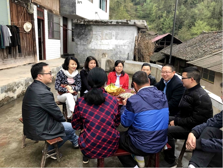 調研組在銅仁市印江縣青龍村受助學生王雄家走訪