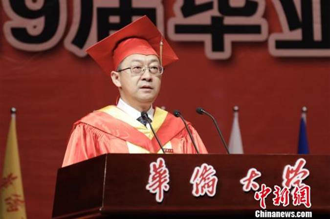 说明: 华侨大学校长徐西鹏在毕业典礼上讲话。刘沛 摄