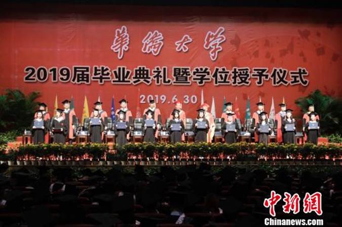 说明: 华侨大学6153名境内外学子毕业校长寄语“做永远的追梦人”